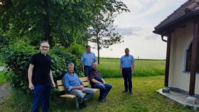 Bild: Markus Scharnagl/exb
Auf Wunsch der Dorfgemeinschaft hat die Stadt eine neue Bank vor der Kapelle Maria Rosenkranzkönigin in Querenbach aufstellen lassen. Im Bild (stehend von links) Bürgermeister Bernd Sommer, Stadtbaumeister Hubert Siller und Dritter Bürgermeister Markus Scharnagl sowie Vorsitzender Hermann Döllinger und Zweiter Vorsitzender Hubert Scharnagl.