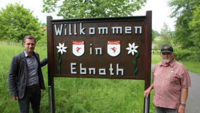 Bild: soj
Bürgermeister Wolfgang Söllner bedankte sich bei Dietmar Anzer für die Renovierungsarbeiten an der Tafel.