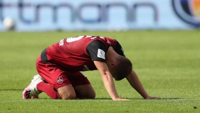 Bild: Daniel Karmann/dpa
Fabian Nürnberger ist nach dem Debakel gegen Stuttgart am Boden zerstört.
