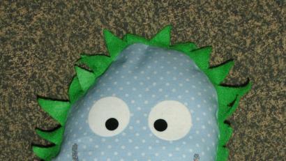 Bild: Dobmeier
Das Monster „Anoroc“ schleckt mit seiner roten Zunge das Coronavirus auf. Zu besichtigen ist das Stoffmonster am rechten Seitenaltar in der Pfarrkirche St. Josef in Weiden.