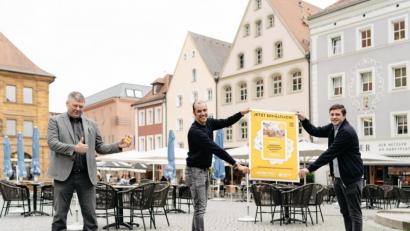 Bild: Dominik Lenz/exb
Von links: Karlheinz Brandelik (Gewerbebau Wirtschaftsförderung Amberg), Christof Dehling und Philipp Koch (RT 235 Amberg-Sulzbach)