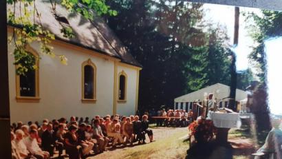 Archivbild: hzi
Viele Gläubige nahmen vor mehr als zwei Jahrzehnten am Festgottesdienst an der Heinersreuther Waldkapelle teil. Wegen der Coronakrise wird das heuer etwas anders aussehen.