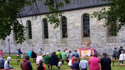 Bild: öt
Vor einem eigens aufgebauten Altar versammelten sich die Gläubigen im Pfarrgarten zum gemeinsamen Taizé-Gebet.