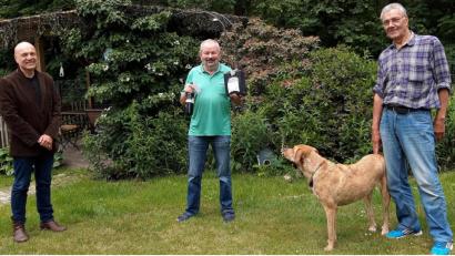 Bild: R. Kreuzer
Hans Hanauer (Mitte) freut sich über die Glückwünsche von Kirchenmusikdirektor Alfred Kreuzer (links) und dem Vorsitzenden der Siedlergemeinschaft Eigenheim Mooslohe, Reiner Schindler (rechts).