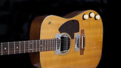 Bild: Julien's Auctions/dpa
Eine Gitarre des früheren Nirvana-Frontmanns Kurt Cobain. Das Instrument hat bei einer Auktion einen Rekord-Preis erzielt.