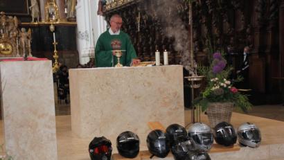 Bild: kro
Stadtpfarrer Thomas Vogl bei der Messfeier in der Basilika.