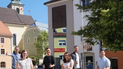 Bild: weu
Beim Schwarzbrunnen trafen sich Bürgermeister Rudolf Teplitzky (rechts) und die fünf gewählten Jugendbeauftragten zu einem ersten Kennenlernen.