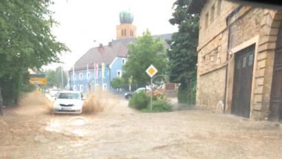 Bild: Feuerwehr/exb
Große Wasser- und Schlammmassen befanden sich in der Ortsmitte von Bodenwöhr auf der Straße.