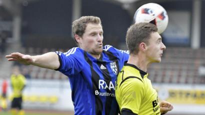 Bild: Hubert Ziegler
Der bisherige Kastler Spielertrainer Andreas Wendl (links) macht den Abflug zum SV Etzenricht.