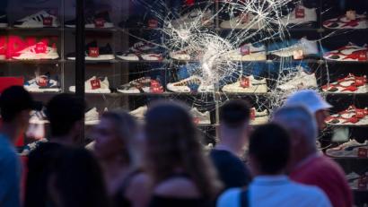 Bild: Marijan Murat/dpa
Risse sind in einer beschädigten Scheibe eines Einzelhandelsgeschäfts zu sehen. Bei Auseinandersetzungen mit der Polizei hatten dutzende gewalttätige Kleingruppen in der Nacht zum Sonntag die Innenstadt von Stuttgart verwüstet und mehrere Beamte verletzt.