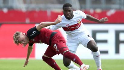 Bild: Daniel Karmann/dpa
Der 1. FC Nürnberg geriet gegen den VfB Stuttgart böse unter die Räder. In dieser Szene kämpft Robin Hack (links) gegen Stuttgarts Orel Mangala um den Ball.