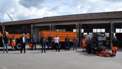 Bild: bnr
Die Firma IGL Landtechnik übergibt an den städtischen Bauhof einen neuen Kommunalkipper und ein Multifunktionsfahrzeug. Damit ist der Bauhof für neue Aufgaben gut aufgestellt.