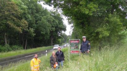 Bild: Hans Lehner/exb
An der Straße nach Vohenstrauß, nahe Tröglersricht, sind die ersten der neuen Wildwarntafeln aufgestellt. Dabei sind (von links) Alexander Deeg vom Straßenbauamt, Hans Dittrich, Vorsitzender der BJV-Kreisgruppe Weiden-Neustadt, Andreas Bauer von der Verkehrsbehörde Weiden und Johann Wurm von der Polizei Weiden.