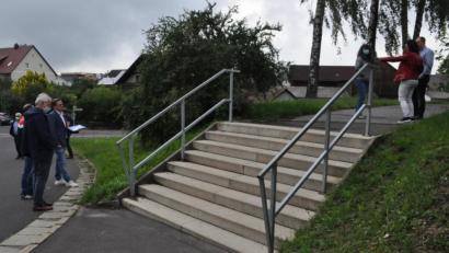 Bild: ak
Drei Möglichkeiten diskutierte der Bauausschuss, um beim Kirchenlaibacher Friedhof Platz für einen Gehweg zu schaffen. Die Räte kamen überein, die Treppe zu verkleinern und dann senkrecht an den verlängerten Gehweg anzubinden.