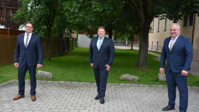 Keine Überraschungen bei der Wahl zum Verbandsvorsitzenden der Verwaltungsgemeinschaft Mitterteich. Die kommenden sechs Jahre steht Stefan Grillmeier (Mitte) an der Spitze. Flankiert wird er von seinen beiden Stellvertretern Stephan Schübel (links) und Johann Burger. Alle drei Kommunen wollen weiter in der VG harmonisch zusammenarbeiten.