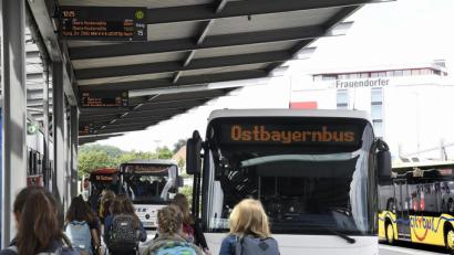 Bild: Petra Hartl
Herz des Zweckverbands Nahverkehr Amberg-Sulzbach (ZNAS) ist der Zentrale Omnibusbahnhof in Amberg. Hier laufen alle Linien zusammen, hier steigen die meisten Fahrgäste in die Busse ein.