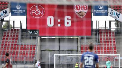 Bild: Daniel Karmann/dpa
Christian Mathenia, Torhüter des 1. FC Nürnberg, musste sich das Unheil auch noch in Zahlen auf der Anzeigetafel ansehen.