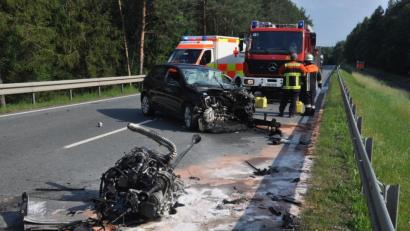 Bild: ws
Der Fahrer des VW Golf hatte am späten Montagnachmittag auf der B 15 einen schweren Verkehrsunfall verursacht.