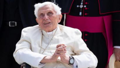 Bild: Sven Hoppe
Seeliger Blick nach oben: Der emeritierte Papst Benedikt kurz vor dem Rückflug nach Rom
