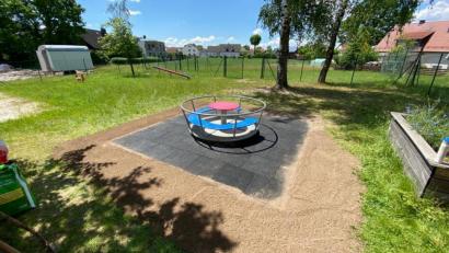 Bild: lgc
Fleißige Helfer verlegen in "interkommunaler Zusammenarbeit" im Spielbereich des Kindergartens St. Michael neue Fallschutzmatten.