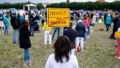 Symbolbild: Sven Hoppe/dpa 
Das war nicht in Weiden, sondern in München: Eine Frau hält bei einer Demonstration gegen die Anti-Corona-Maßnahmen der Politik ein Schild mit der Aufschrift „Freiheit / Fake Pandemie“ in den Händen.