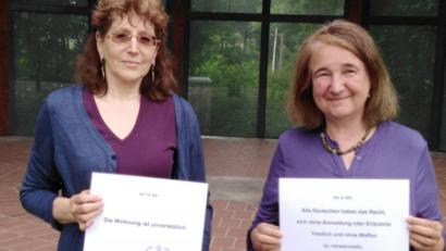 Bild: exb
Unter anderem uneingeschränkte Versammlungsfreiheit fordert Sonja Schuhmacher (rechts) bei den jüngsten Mahnwachen im Max-Reger-Park.