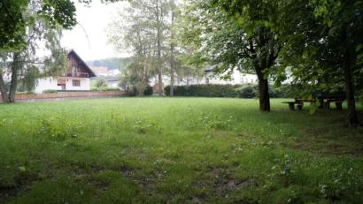 Bild: weu
Auf dem ehemaligen Spielplatz in der Böhmerwaldstraße sollen zwei bis drei Bauplätze entstehen.