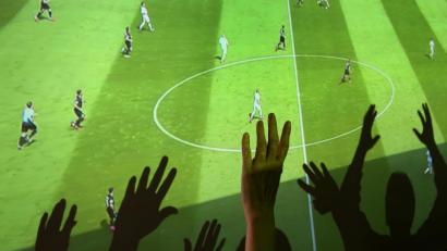Symbolbild: Karl-Josef Hildenbrand/dpa
Fußballfans verfolgen in einer Wohnung auf einer von einem Beamer bespielten Großleinwand ein Fußballspiel der ersten Bundesliga.
