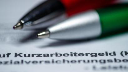 Bild: Jens Büttner
Zwei Kugelschreiber liegen auf einem Antragsformular für Kurzarbeitergeld. Foto: Jens Büttner/dpa-Zentralbild/dpa/Illustration