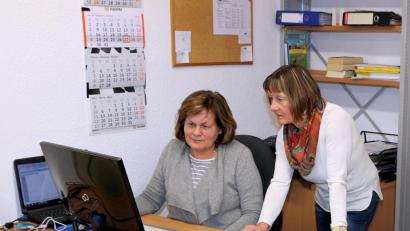 Archivbild: bsc
Das Büchereiteam (hier ein Bild vor Ausbruch der Corona-Pandemie) mit Leiterin Monika Seidel (rechts) und Gabi Härtl (links) freut sich nach den Lockerungen in der Coronakrise wieder auf die vielen treuen Besucher.