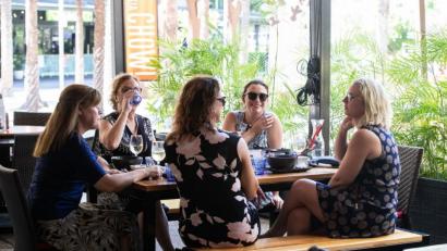 Bild: Helen Orr/AAP/dpa
Freunde die gemeinsam vereisen können sich in Bayern ein Hotelzimmer teilen.