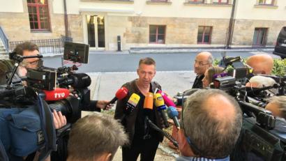 Bild: ca
Andreas Lösche nach dem Urteil im September 2019. Seine Forderung damals: Die Polizei in Bayern und Sachsen müsse aus den Fehlern im Fall Sophia Lösche lernen.
