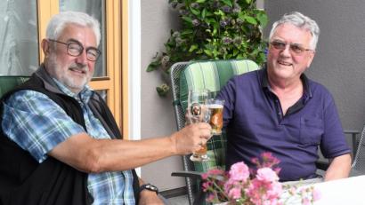 Bild: Gabi Schönberger
Zwei ehemalige Neustädter Bürgermeister stoßen bei Gerd Werner auf der Terrasse auf ihre Geburtstage an: 10 Jahre und 10 Tage sind Rupert Troppmann und Gerd Werner, der am Sonntag 75 wurde, auseinander.