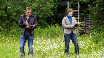 Bild: bkr
Ein bisschen Regen konnte Manuela Pappenberger und Harald Schlöger nicht aufhalten den Garten unseres Berichterstatters unter die Lupe zu nehmen. Die Voraussetzungen für die Plakette wurde erfüllt.