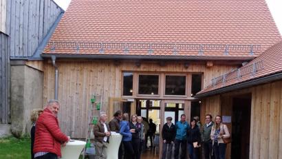 Bild: hl
Damit Leib und Seele nicht zu kurz kamen, wurde nach den Führungen in der Hofscheune oder direkt unterm Obstbaum Kaffee und Kuchen angeboten.