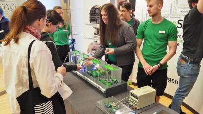 Bild: Bühner
Wenn Betriebe, wie hier auf der Ausbildungsmesse 2019, mit vielen Ideen um Nachwuchs kämpfen, ist es naheliegend, dass sie ihre vorhandenen Fachkräfte binden wollen.