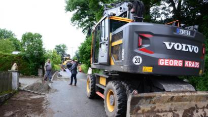 Bild: bey
Die Kanalsanierung in offener Bauweise im Ortsteil Neudorf geht dem Ende entgegen. Bürgermeister Sebastian Hartl zeigt sich bei einem Baustellenbesuch höchst zufrieden mit den Arbeiten der beauftragten Firmen.