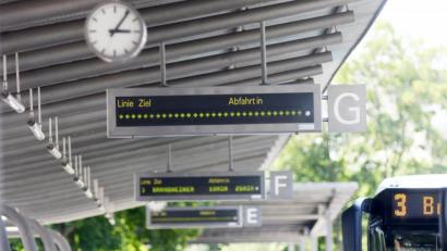 Bild: Gabi Schönberger
Die digitalen Anzeigetafeln am ZOB in Weiden machen Probleme. Manche zeigen zwar Informationen an, die können aber fehlerhaft sein.