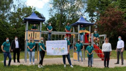 Bild: exb
Das Jugendrotkreuz Mitterteich mit dem Siegervorschlag „Kinderhaus Weltentdecker“ beim Namenswettbewerb für das neue BRK-Kinderhaus Tirschenreuth. Neben den Jugendrotkreuzlern am Foto: Leiterin der Jugendarbeit Natalie Wölfl, BRK-Kreisgeschäftsführer Holger Schedl, Gruppenleiterinnen Julia Spandl (von links) und Ulrike Schmidt (Sechste von rechts), Einrichtungsleiterin Martina Fuhrmann (Zweite von rechts) und stellvertretender Kreisgeschäftsführer Sven Lehner (rechts).