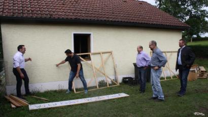 Bild: exb
Landtagsabgeordneter Tobias Gotthardt (links) und Vertreter der FW- Kreistagsfraktion begutachten die Auswirkungen des Hochwassers in Oberbibrach. Schützenvorsitzender Martin Schmid zeigt den Besuchern den Wasserstand, der bis knapp unters Fenster der Schützenhaus- Garage reichte.
