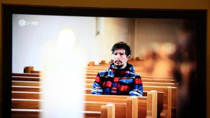 Bild: Archivbild exb
Christian F. in einer Kirche. Die Szene stammt aus der Sendung „Aktenzeichen XY“ 2012.