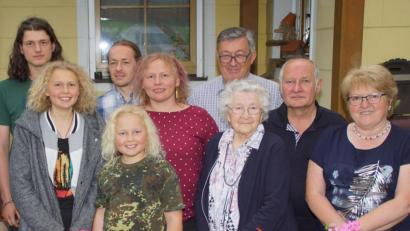 Bild: mmj
Im Kreis ihrer engsten Angehörigen feierte Elsa Markgraf (Dritte von rechts) ihren 90. Geburtstag.