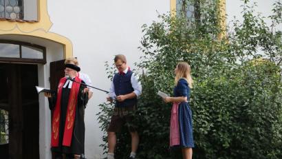 Bild: gru
Pfarrer Ahnert am Kirwasonntag mit den Fürbitten-Lektoren vor der Kirche St. Veit in Weißenbach.