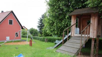 Bild: kro
Der in die Jahre gekommene Kinderspielplatz in Naab wird saniert und bekommt neue Spielgeräte. Die Stadt unterstützt dies mit einer Förderung von 5000 Euro.