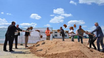 Bild: tk
Wo später einmal gebacken werden soll, wurde am Dienstag erst einmal geschaufelt. Die von Ulf Fischer (Vierter von links) geführte Traditionsbäckerei Nußstein lässt an der Kastnerstraße eine neue Produktionsstätte bauen.