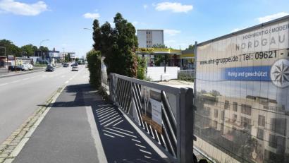 Bild: Petra Hartl
Dieser Radweg entlang der Regensburger Straße muss wegen der Baumaßnahme verbreitert werden. Im Stadtrat entwickelte sich wegen dieser Tatsache am Montagabend eine lebhafte Diskussion.