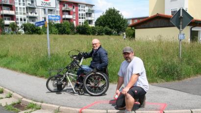 Bild: fpoz
Günter Raithel (links), der Beauftragte des Waldershofer Stadtrates für Barrierefreiheit, und Bauhofleiter Artur Dziumbla bei der Ortsbesichtigung in der Ringstraße. Hier sollen wie an vielen weiteren Stellen die Gehsteigkanten abgesenkt werden, damit Rollstuhlfahrer und Rollator-Benutzer problemlos die Straßen queren können.