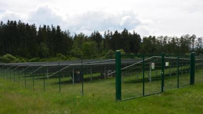 Bild: jr
Welche Standorte für Freiflächen-Solaranlagen – wie hier auf dem Symbolbild eine Anlage bei Lengenfeld – im Mitterteicher Gemeindegebiet geeignet sind, will die Mehrheit des Stadtrats per Analyse klären lassen.
