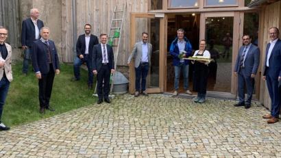 Bild: mez
Ein gelungenes Beispiel für Sanierungen von Ortskernen auf dem Land zeigte MU-Kreisvorsitzender Leonhard Zintl und Dr. Markus Strauß, der Initiator der Stiftung EssbareWildpflanzenParks (Ewilpa), beim Rundgang durch die Hollerhöfe. Mit dabei waren unter anderem Landrat Roland Grillmeier, MdL Tobias Reiß, Staatssekretär Klaus Holetschek und Kemnaths Bürgermeister Roman Schäffler.