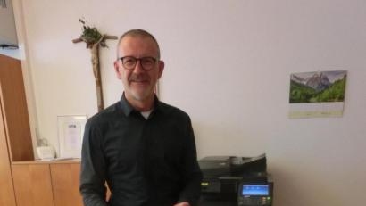 Bild: kgg
Stadtpfarrer Thomas Vogl mit den Restexemplaren der besonderen Mund-Nase-Bedeckungen, die noch im Pfarrbüro erhältlich sind.